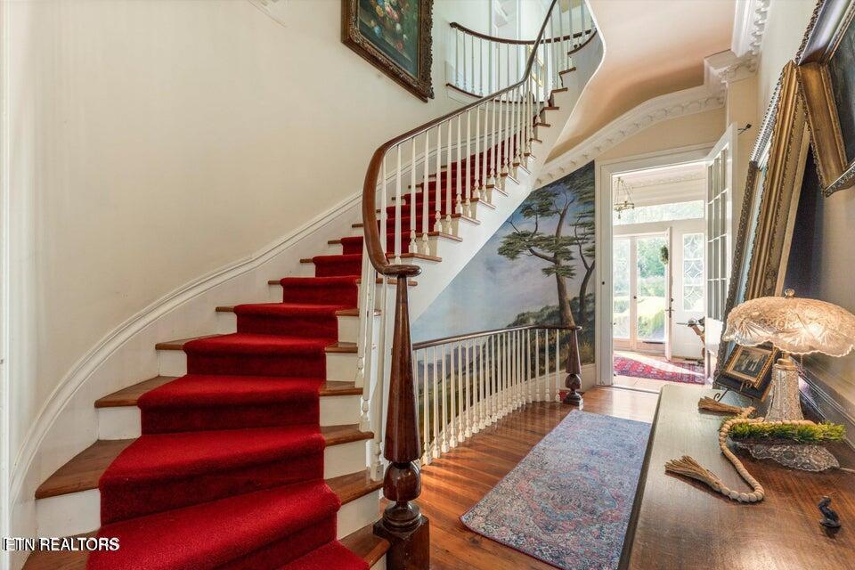 2492 River Road Loudon, TN 37774 - Photo 6 of 37 Dramatic Staircase