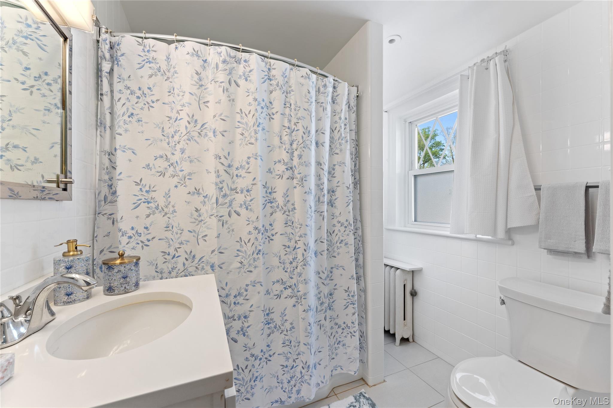 5 Jefferson Road Scarsdale, NY 10583 - Photo 15 of 23 Full bathroom featuring a large bathtub.