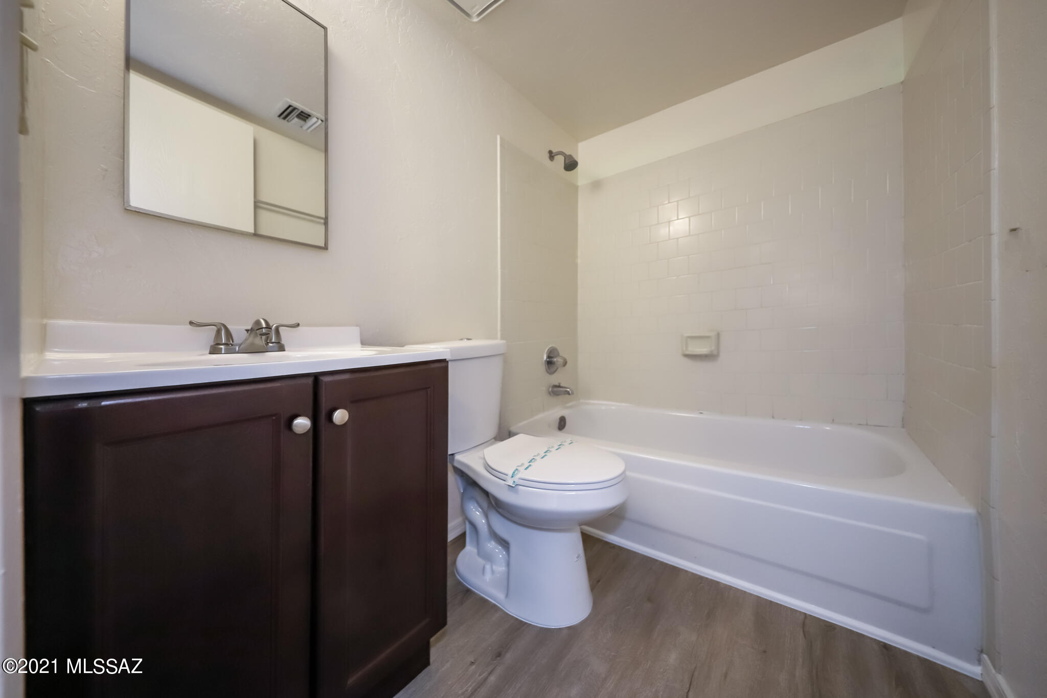 312 East 24th Street, Unit 4 Tucson, AZ 85713 - Photo 9 of 17 a bathroom with a sink toilet and a bathtub