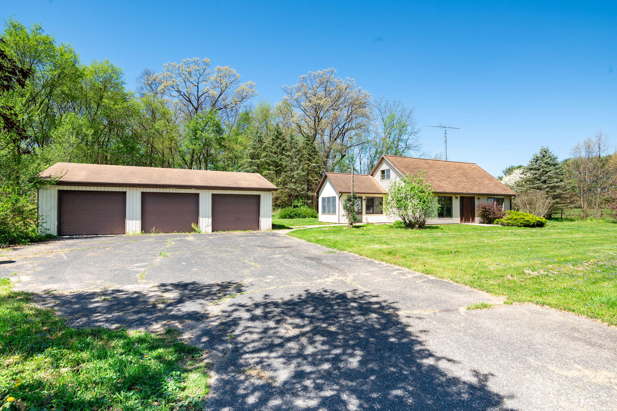 51266 Leach Road Dowagiac, MI 49047 - Photo 3 of 29 garage driveway house
