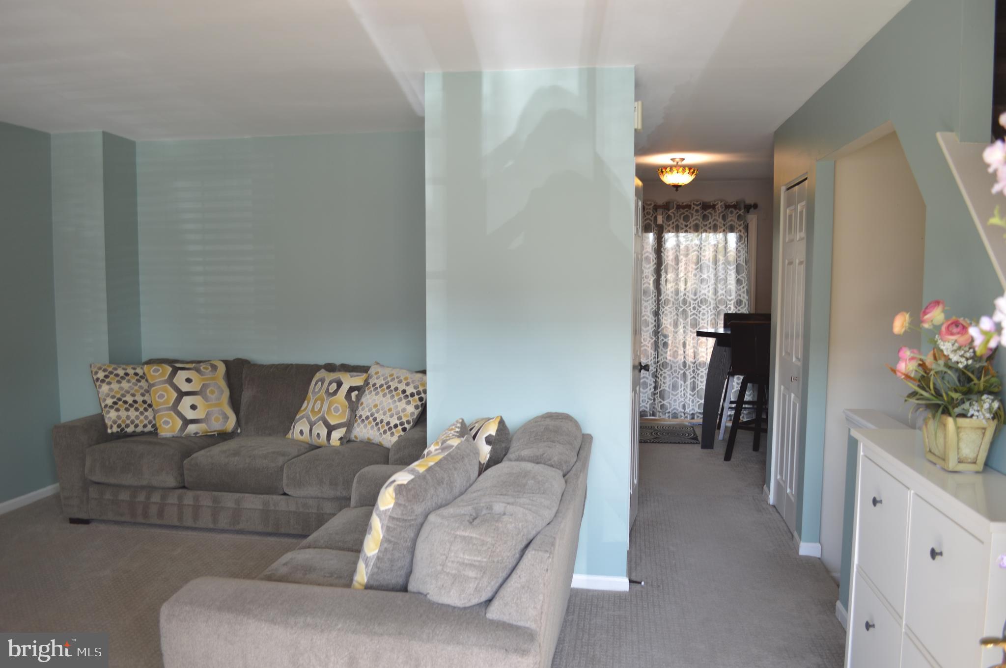 370 Scola Road Brookhaven, PA 19015 - Photo 2 of 23 Living room entry