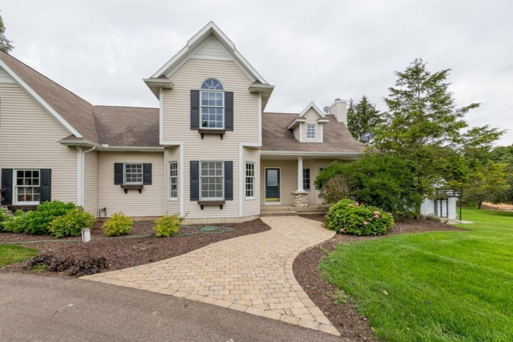 3369 Bauer Road Jenison, MI 49428 - Photo 3 of 36 3369-bauer-31_med