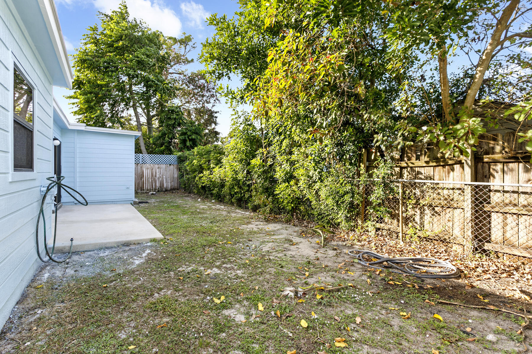 6075 Wolfe Street Jupiter, FL 33458 - Photo 24 of 27 a backyard of a house