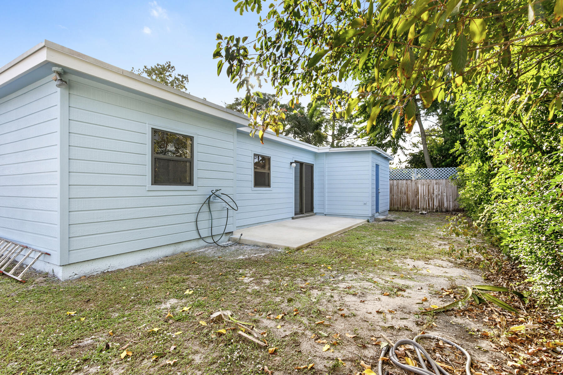 6075 Wolfe Street Jupiter, FL 33458 - Photo 25 of 27 a backyard of a house