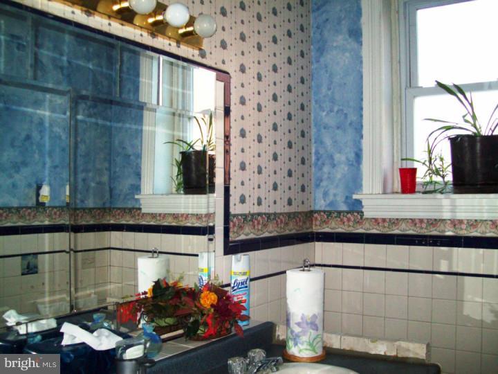 881 Wynnewood Road Philadelphia, PA 19151 - Photo 13 of 25 Bathroom