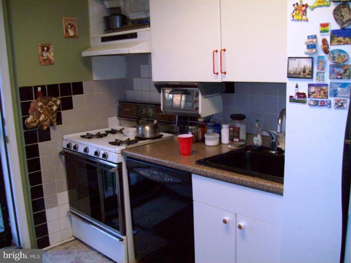 881 Wynnewood Road Philadelphia, PA 19151 - Photo 15 of 25 Kitchen
