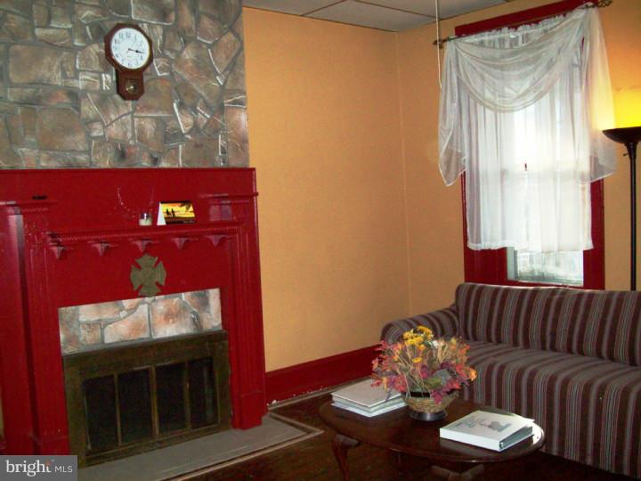 881 Wynnewood Road Philadelphia, PA 19151 - Photo 8 of 25 Living Room