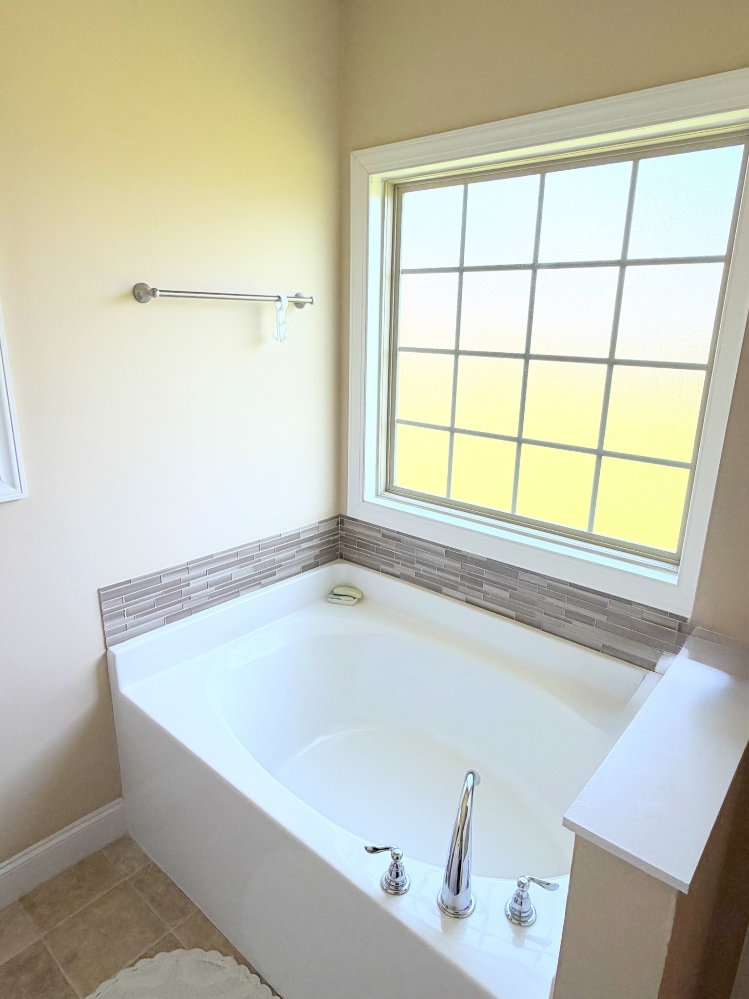 1001 Meadow View Drive Spring Hill, TN 37174 - Photo 21 of 34 a bathroom with a bathtub