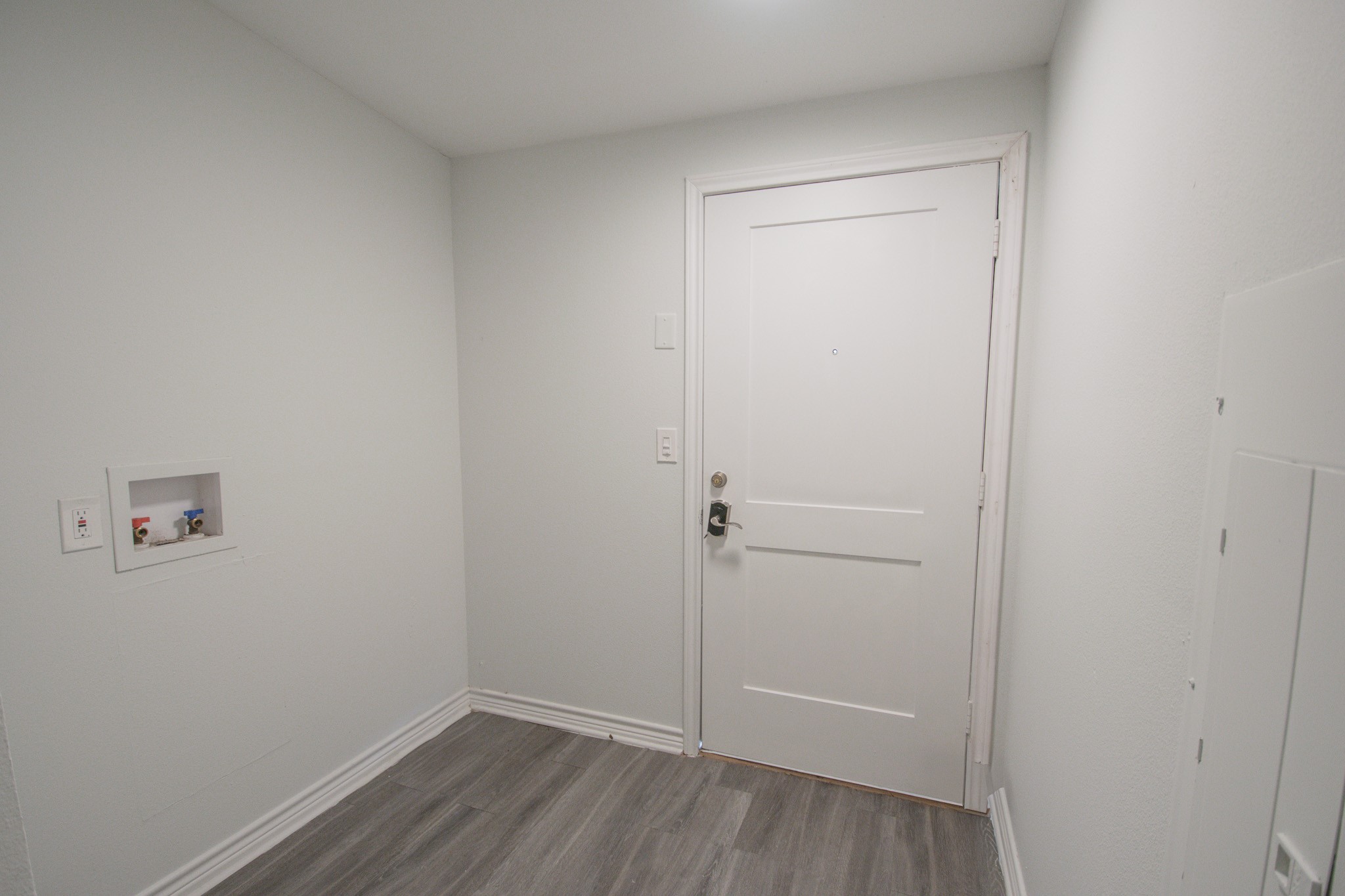 19902 Paloma Rotonda Uno Rosharon, TX 77583 - Photo 13 of 34 Laundry Room with back door to the large covered patio