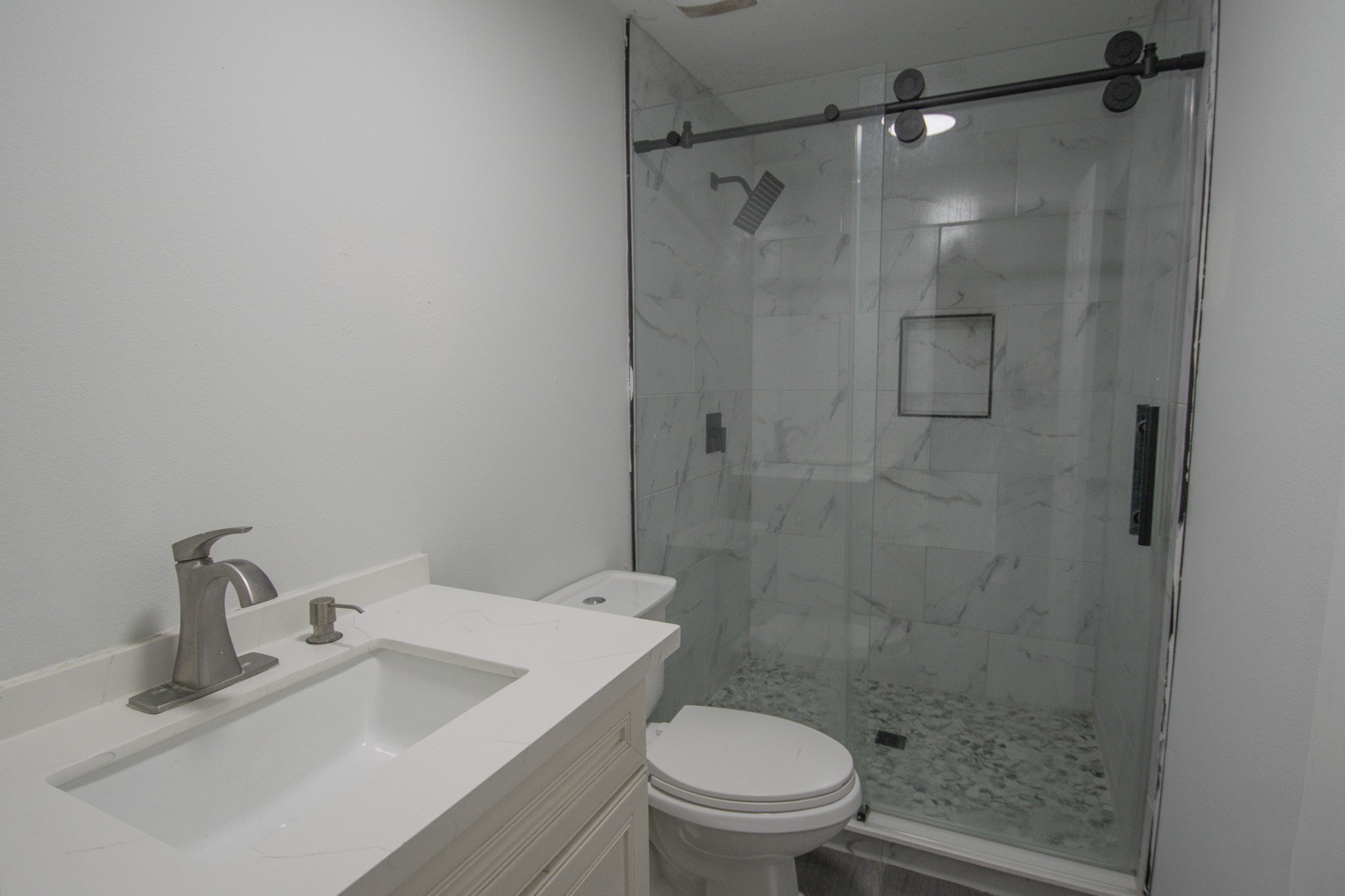 19902 Paloma Rotonda Uno Rosharon, TX 77583 - Photo 15 of 34 Guest Full Bath