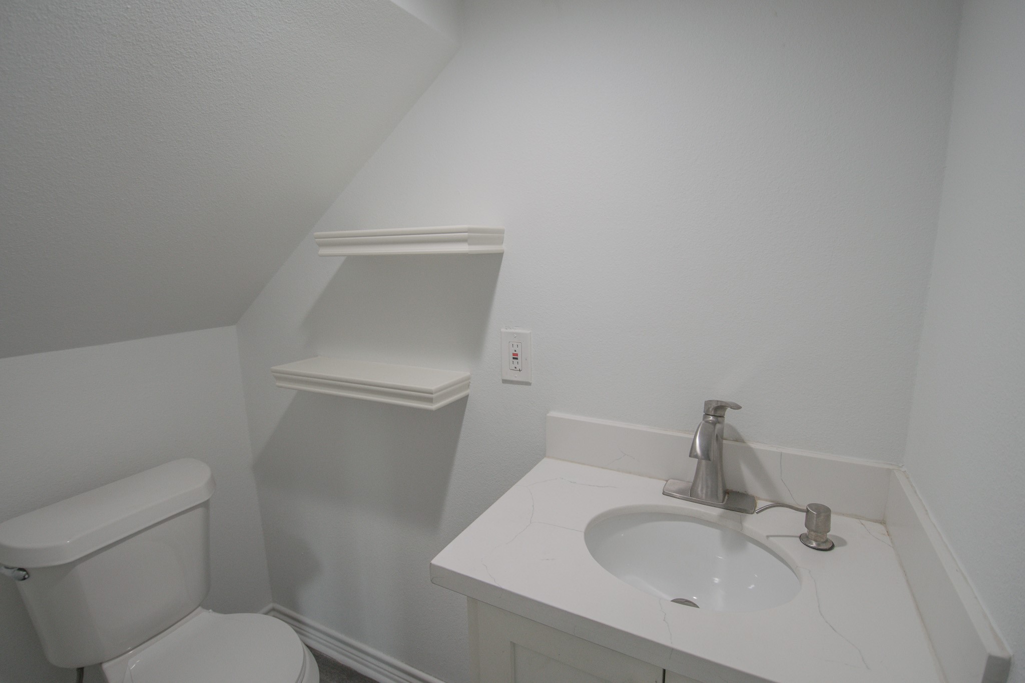 19902 Paloma Rotonda Uno Rosharon, TX 77583 - Photo 23 of 34 Half Bath under the stairs