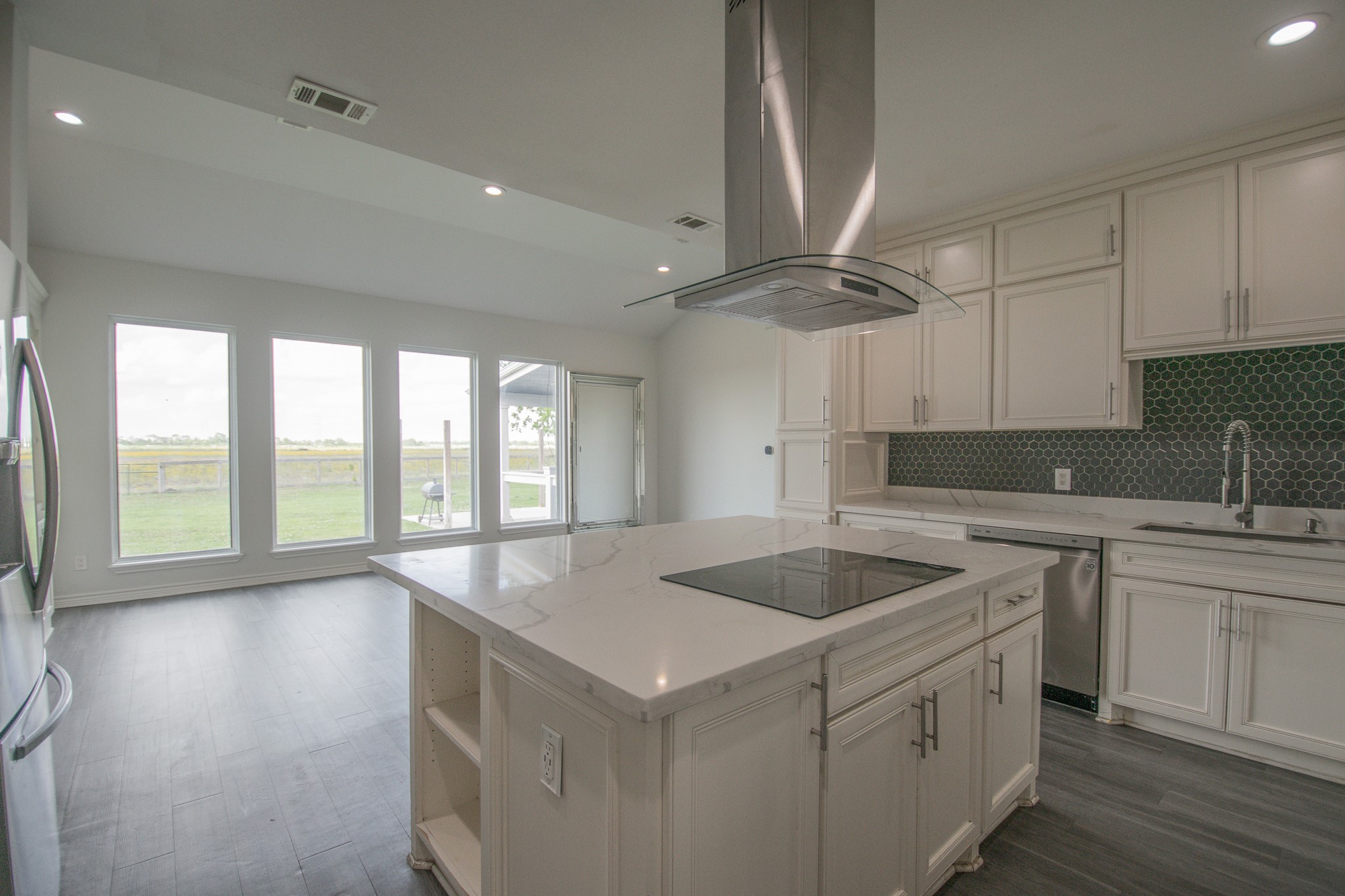 19902 Paloma Rotonda Uno Rosharon, TX 77583 - Photo 5 of 34 Kitchen as entering from Dining Room
