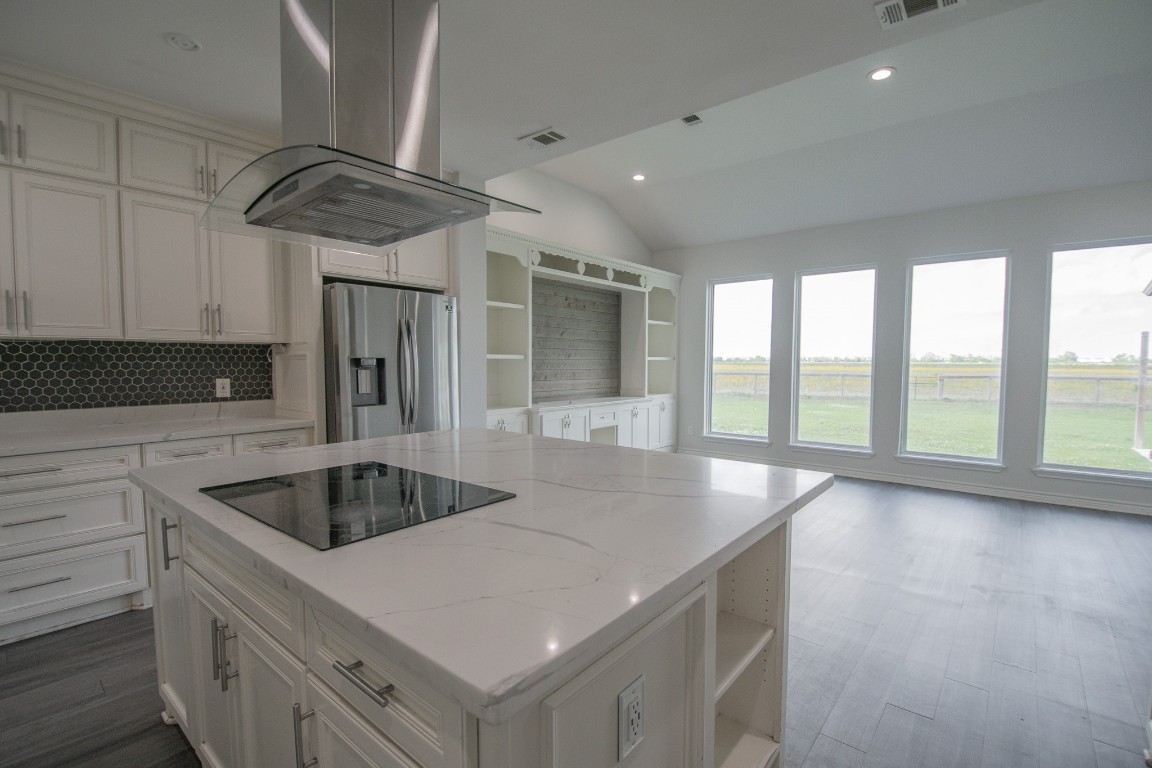19902 Paloma Rotonda Uno Rosharon, TX 77583 - Photo 7 of 34 Kitchen is open to Living Room