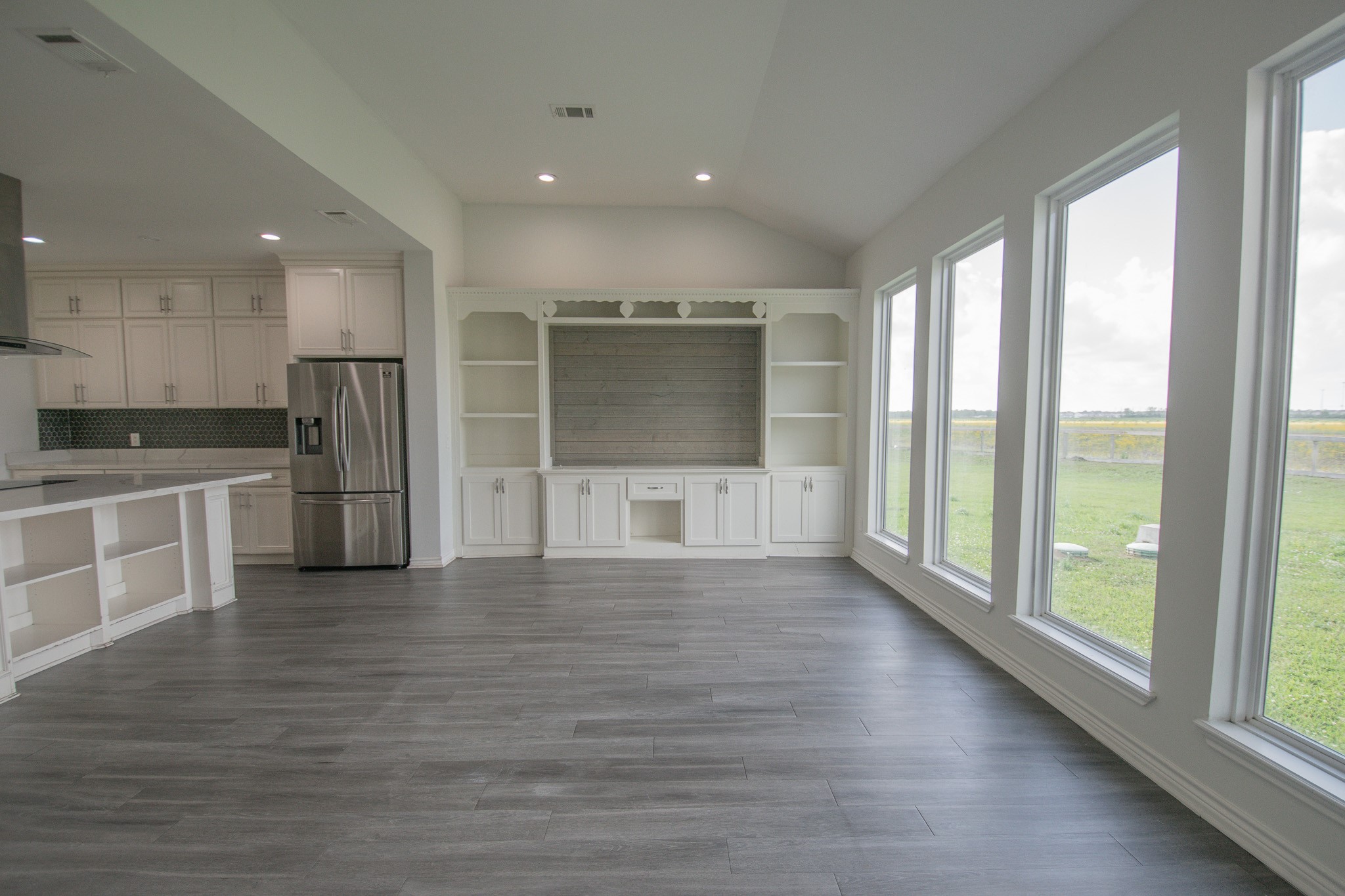 19902 Paloma Rotonda Uno Rosharon, TX 77583 - Photo 8 of 34 Great Family Room with high ceilings & custom built-in entertainment center