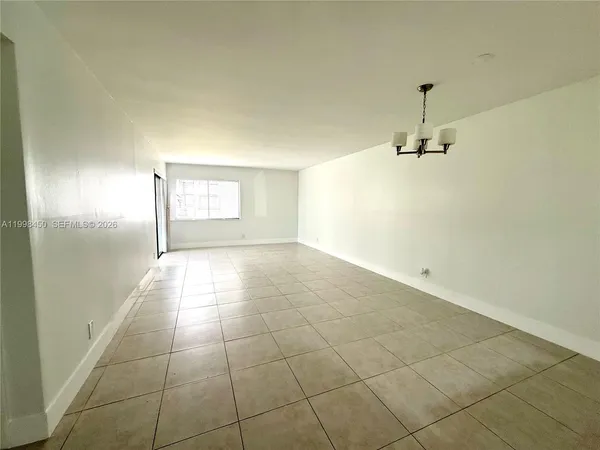 $3,000 | 155 Lakeview Drive, Unit 101, Weston, FL 33326