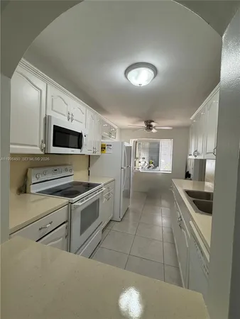 $3,000 | 155 Lakeview Drive, Unit 101, Weston, FL 33326