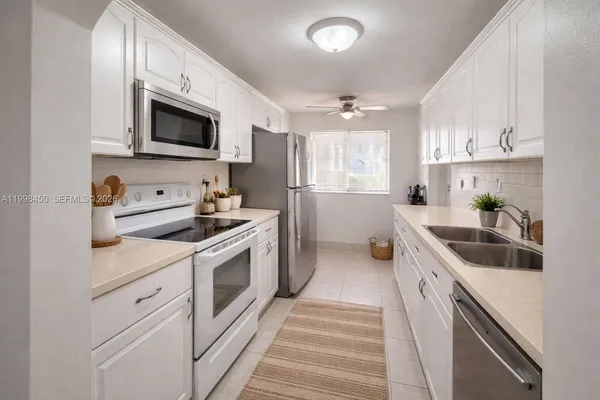 $3,000 | 155 Lakeview Drive, Unit 101, Weston, FL 33326