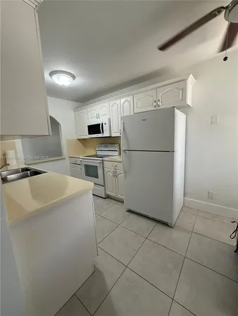 $3,000 | 155 Lakeview Drive, Unit 101, Weston, FL 33326