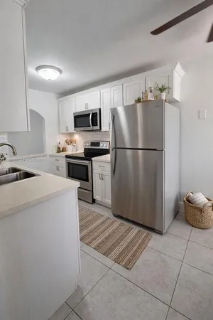 $3,000 | 155 Lakeview Drive, Unit 101, Weston, FL 33326