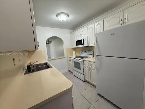 $3,000 | 155 Lakeview Drive, Unit 101, Weston, FL 33326