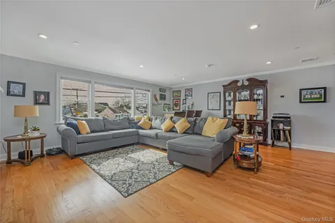 $875,000 | 24 North Boulevard, East Rockaway, NY 11518
