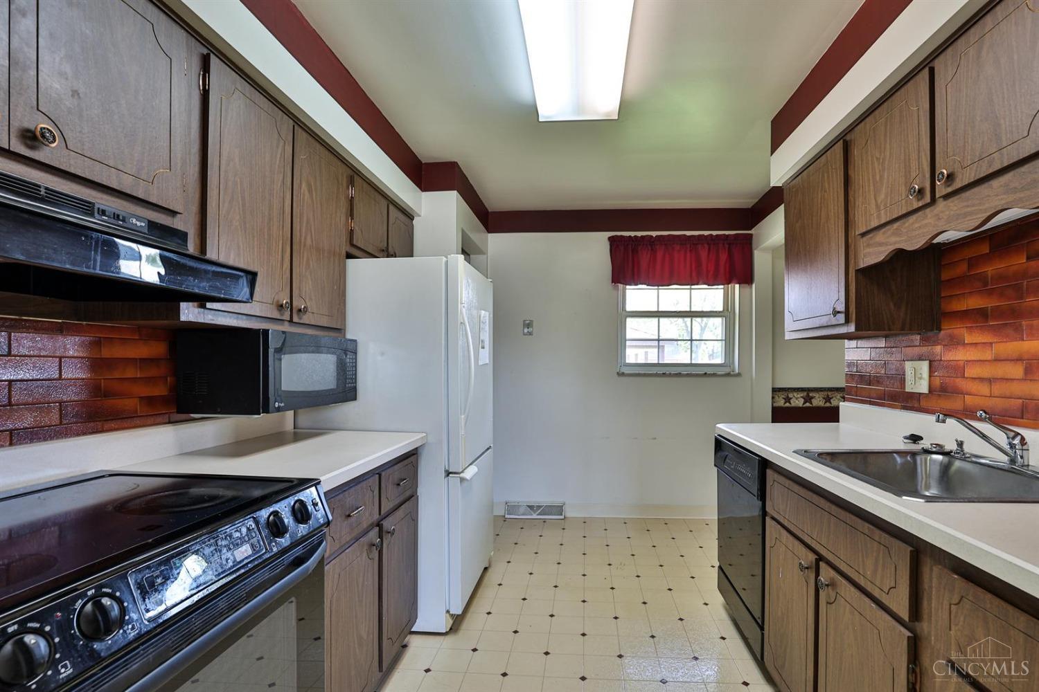 3388 Alexis Road Cincinnati, OH 45239 - Photo 14 of 28