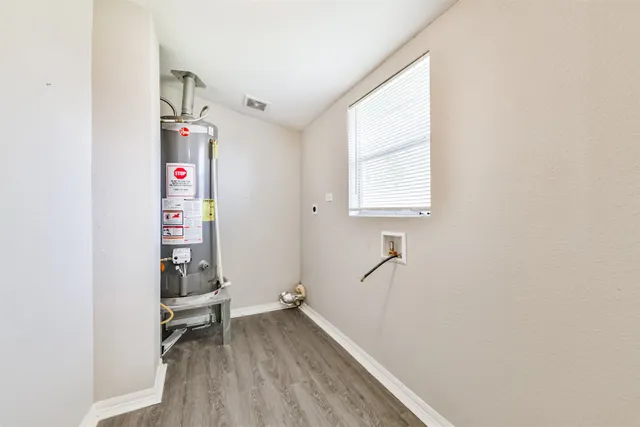 $1,600 | 424 South Broadway Street, La Porte, TX 77571