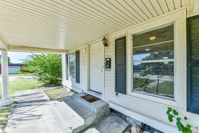 $1,600 | 424 South Broadway Street, La Porte, TX 77571