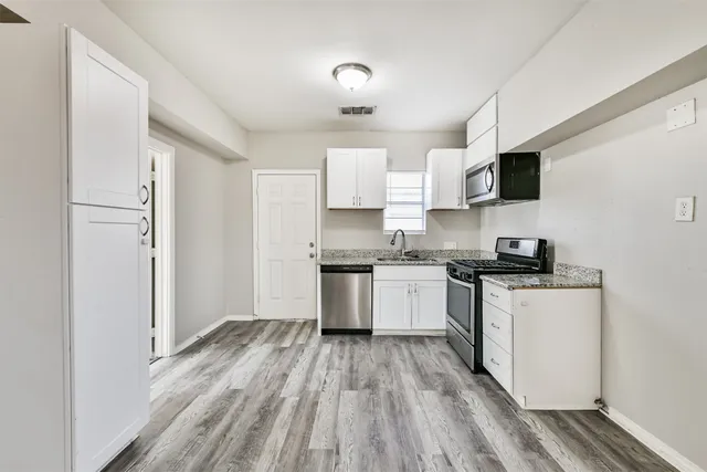 $1,600 | 424 South Broadway Street, La Porte, TX 77571