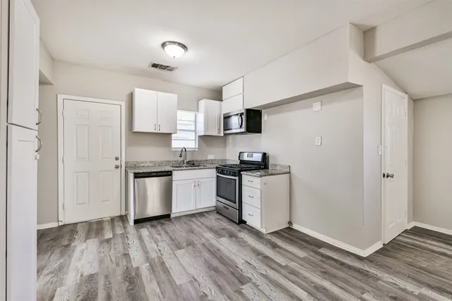 $1,600 | 424 South Broadway Street, La Porte, TX 77571