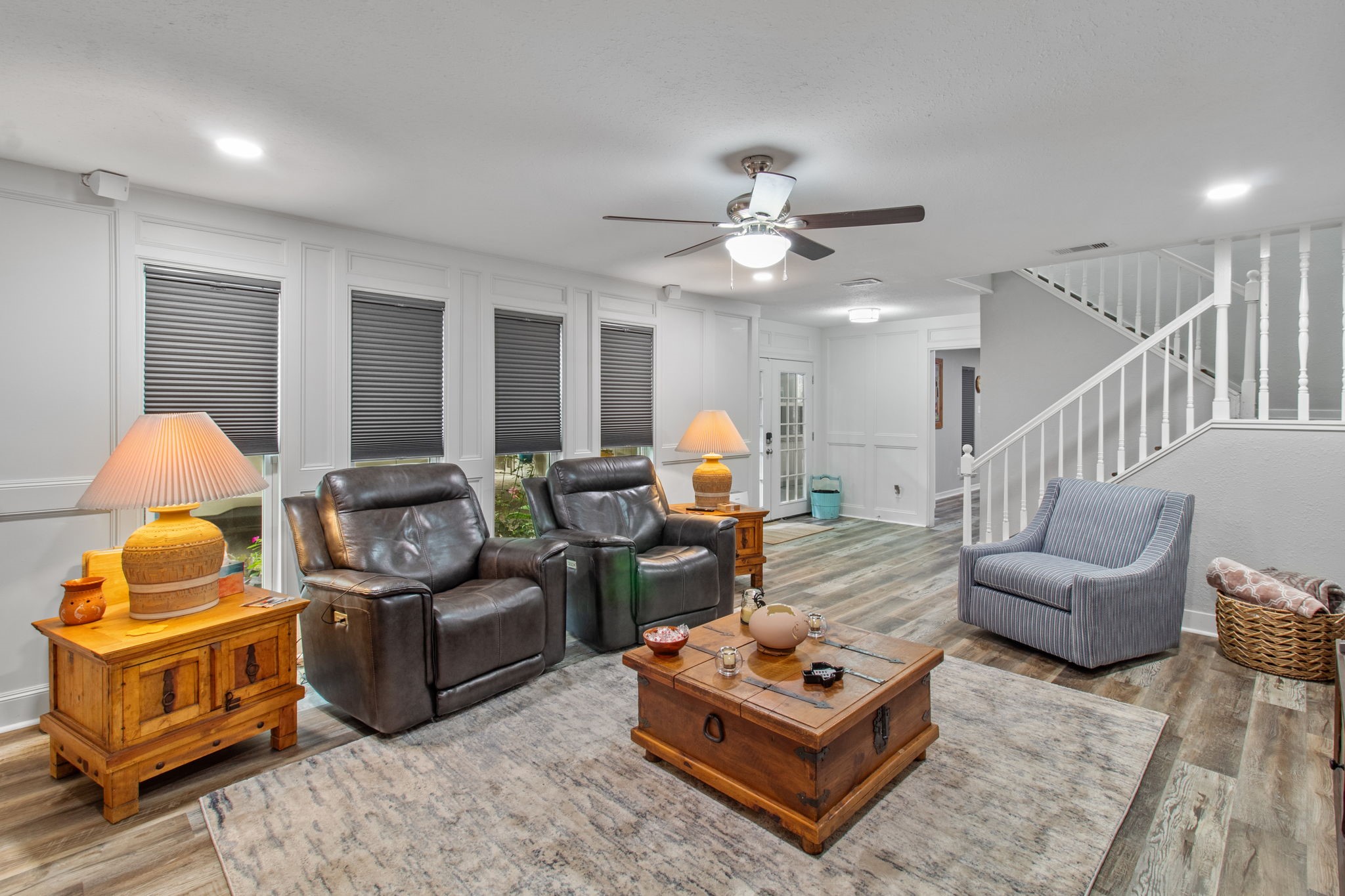 21 Red Oak Circle Point Blank, TX 77364 - Photo 18 of 50 a living room with furniture and a lamp