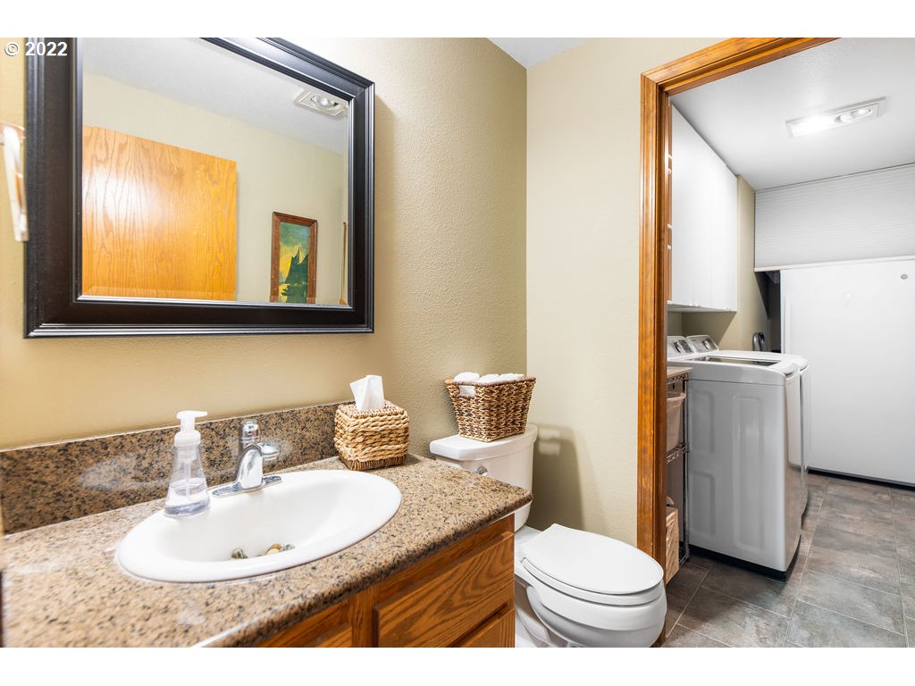 3720 Northeast 160th Street Ridgefield, WA 98642 - Photo 15 of 32 a bathroom with a toilet a sink and a mirror