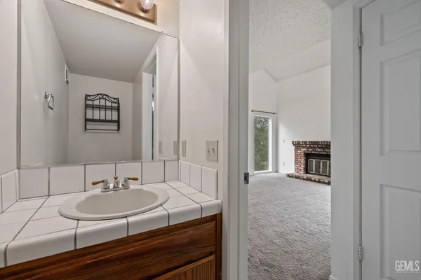 a view of a livingroom with furniture and a ceiling fan