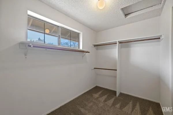 a sign that is sitting on a brick wall