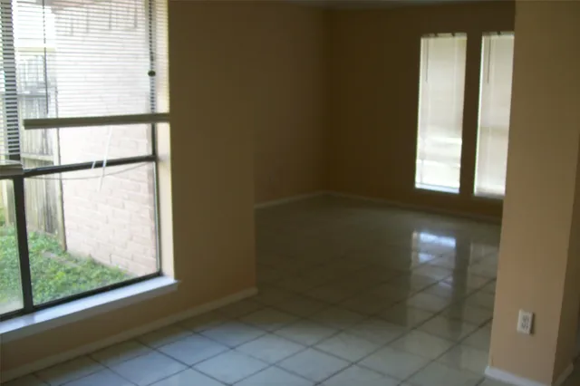 a view of empty room with window