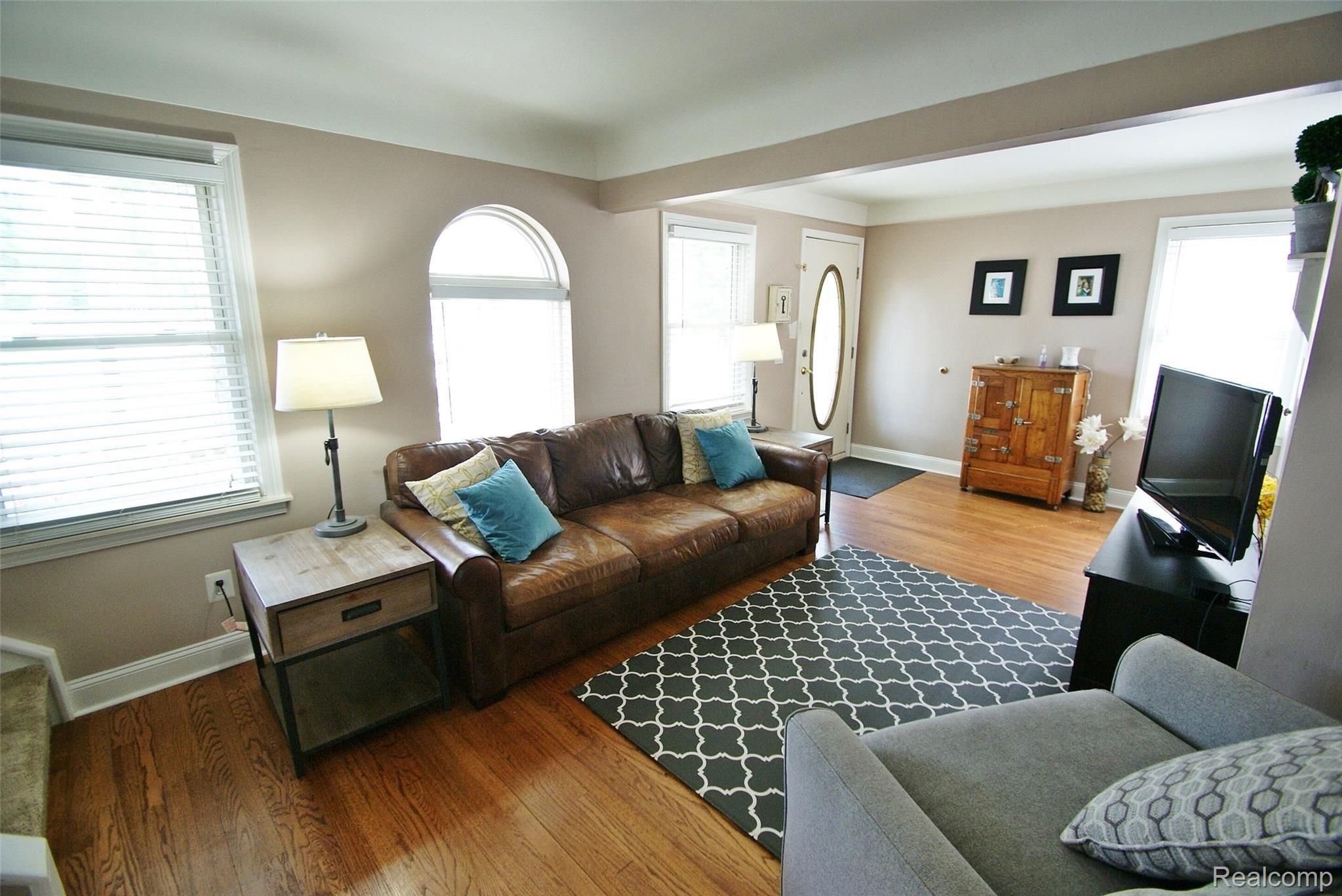 2735 Oxford Road Berkley, MI 48072 - Photo 3 of 16 Oxford 2735 (7).JPG