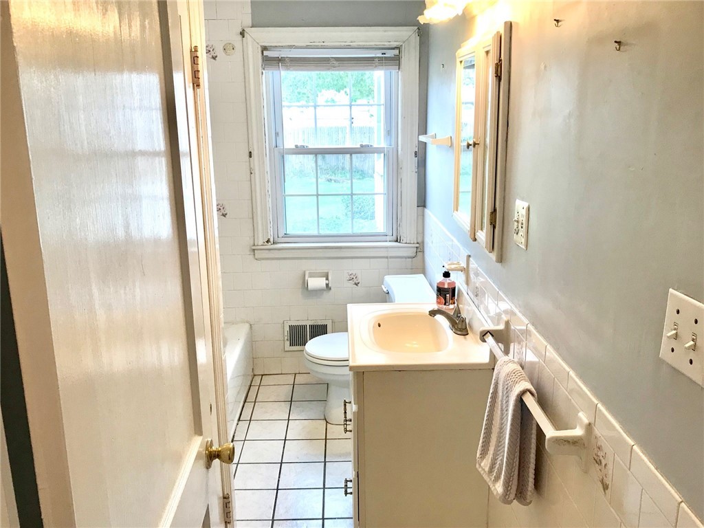 217 Rice Street Pawtucket, RI 02861 - Photo 9 of 24 Gallery Image 9