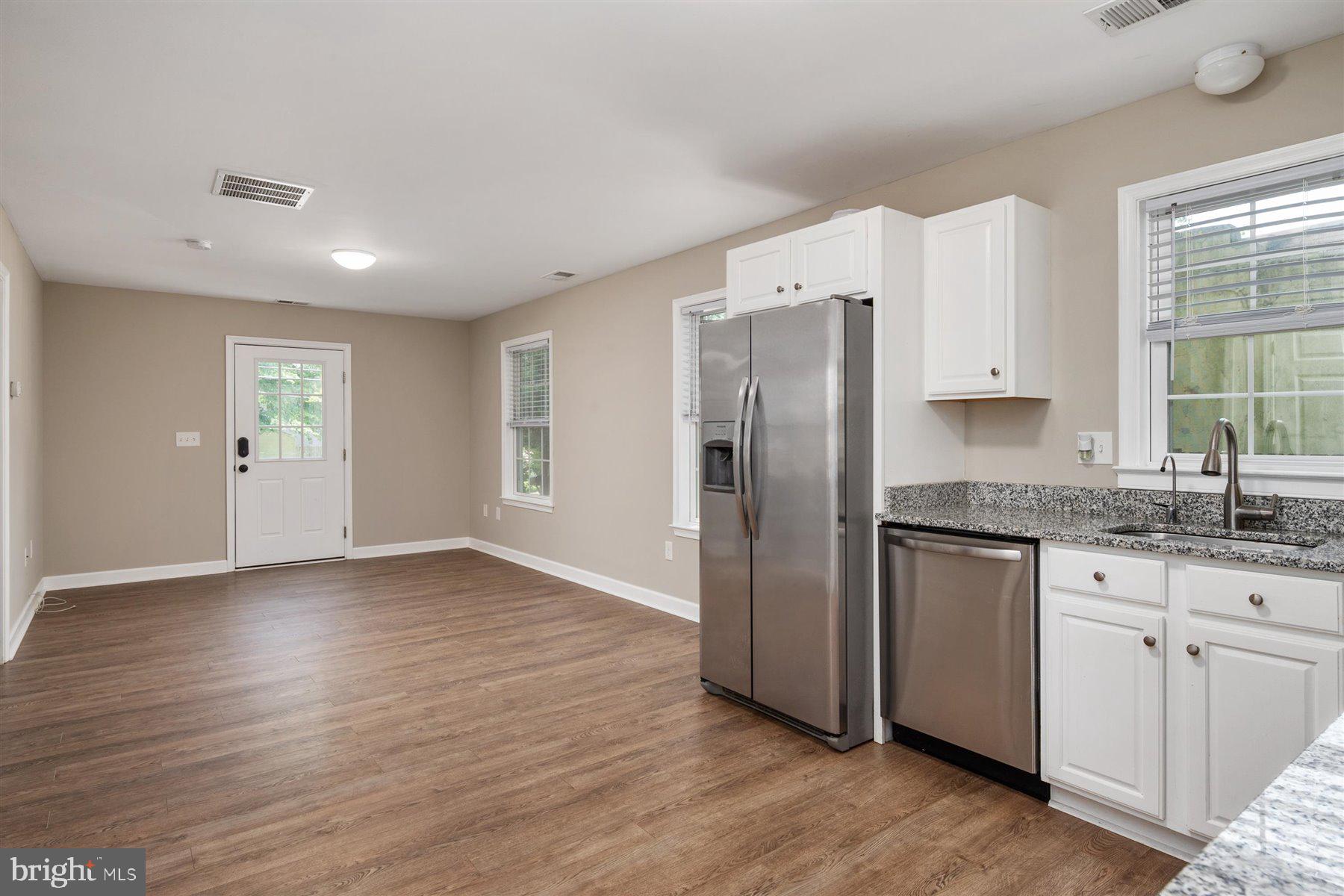 854 Selby Boulevard Edgewater, MD 21037 - Photo 5 of 31 Kitchen/Living Room