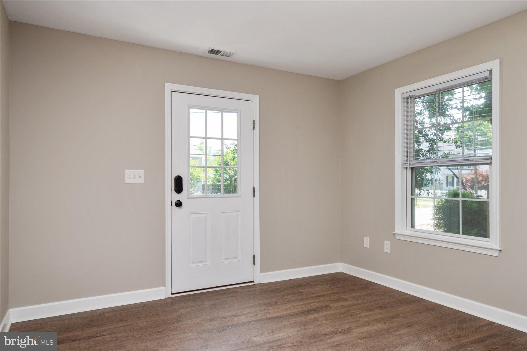 854 Selby Boulevard Edgewater, MD 21037 - Photo 7 of 31 Living Room