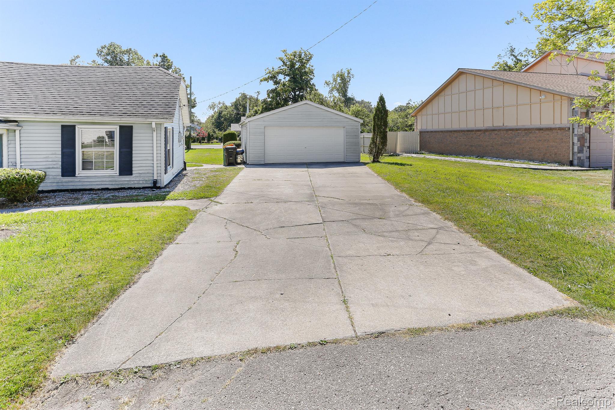 23863 Middlebelt Road Farmington, MI 48336 - Photo 17 of 22 Garage