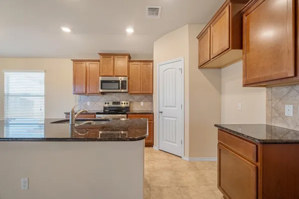 $1,660 | 129 Plata Lane, Jarrell, TX 76537