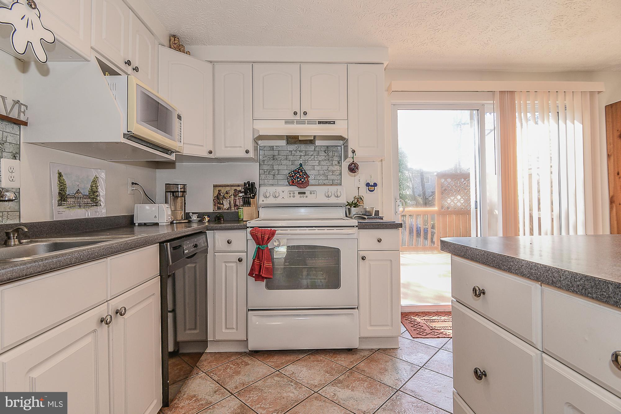 8291 Raindrop Way Springfield, VA 22153 - Photo 7 of 40