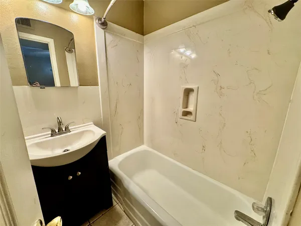 $1,050 | 2201 North Grand Boulevard, Unit 11, Pearland, TX 77581