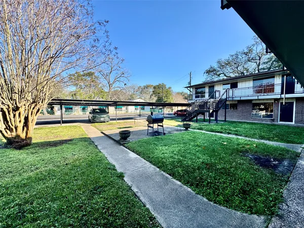 $1,050 | 2201 North Grand Boulevard, Unit 11, Pearland, TX 77581