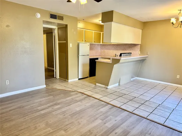 $1,050 | 2201 North Grand Boulevard, Unit 11, Pearland, TX 77581