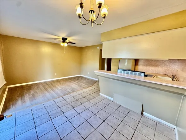 $1,050 | 2201 North Grand Boulevard, Unit 11, Pearland, TX 77581