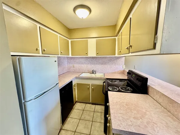 $1,050 | 2201 North Grand Boulevard, Unit 11, Pearland, TX 77581