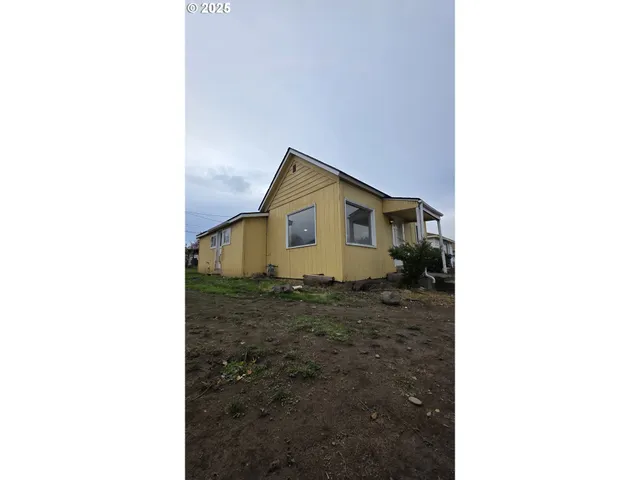 a view of a house with a dry yard