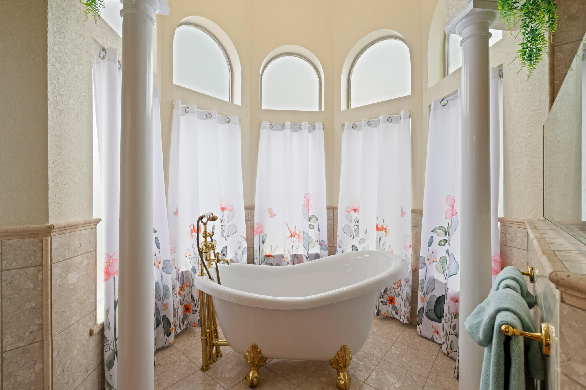 2615 Masters Boulevard Navarre, FL 32566 - Photo 16 of 51 a bath tub sitting next to a window