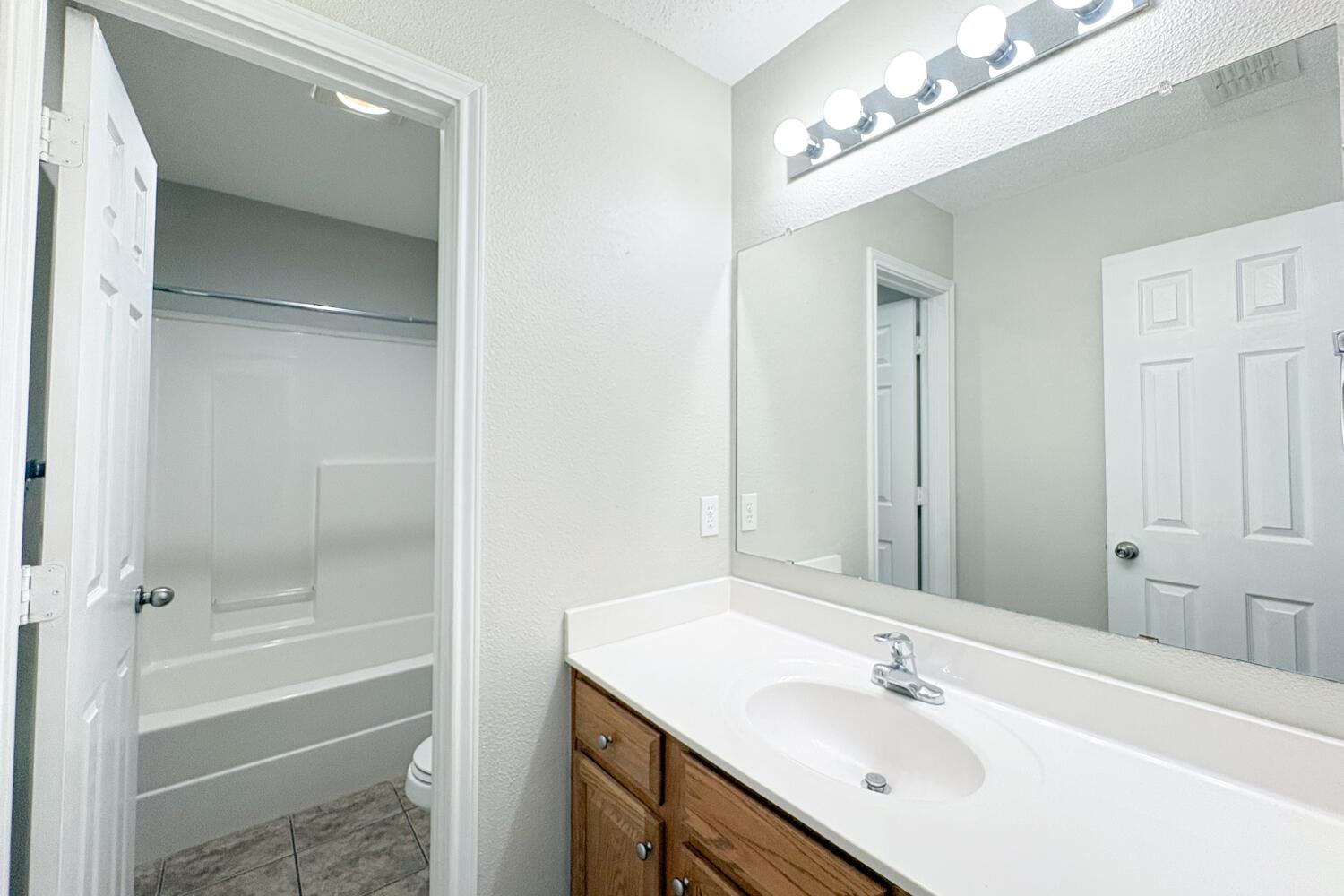 5822 90th Street Lubbock, TX 79424 - Photo 21 of 29 Second Bathroom